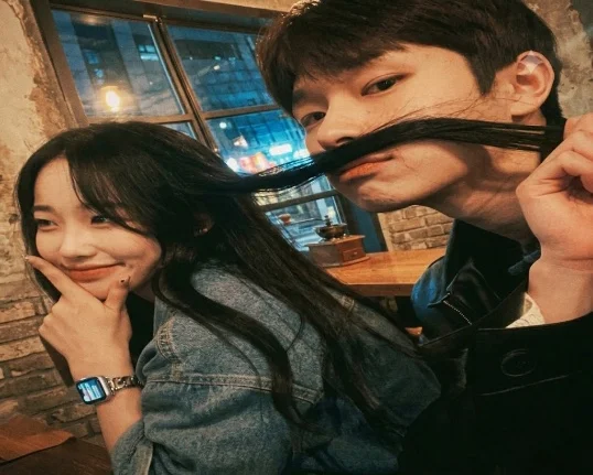 카페에서 장난치며 웃는 연인