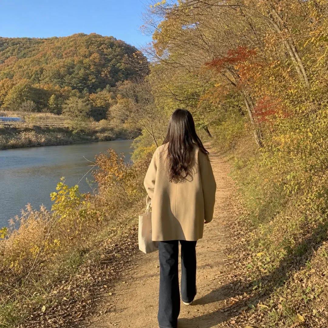 단풍길을 걷는 뒷모습